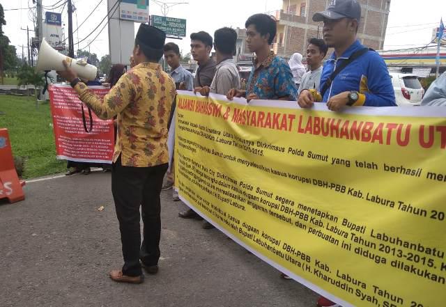 Mahasiswa & Masyarakat Labura Ikhlas Bupatinya Jadi Tersangka