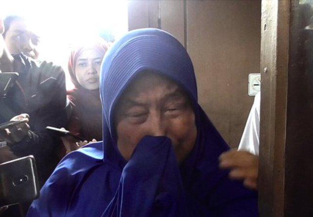 Ibu Tersangka Pembunuh Hakim Jamaluddin Nangis Lihat Anaknya Tiba di Rumah