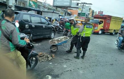 Polantas di Medan Timbun Jalan Rusak