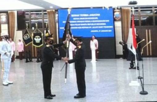 Idham Serahkan Panji Tribrata ke Listyo