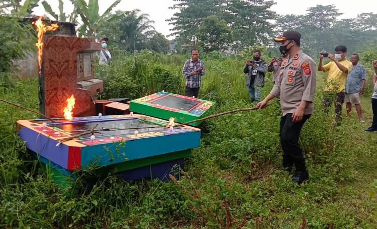 Pemilik Lari, Polisi Bakar 10 Unit Mesin Judi Ketangkasan