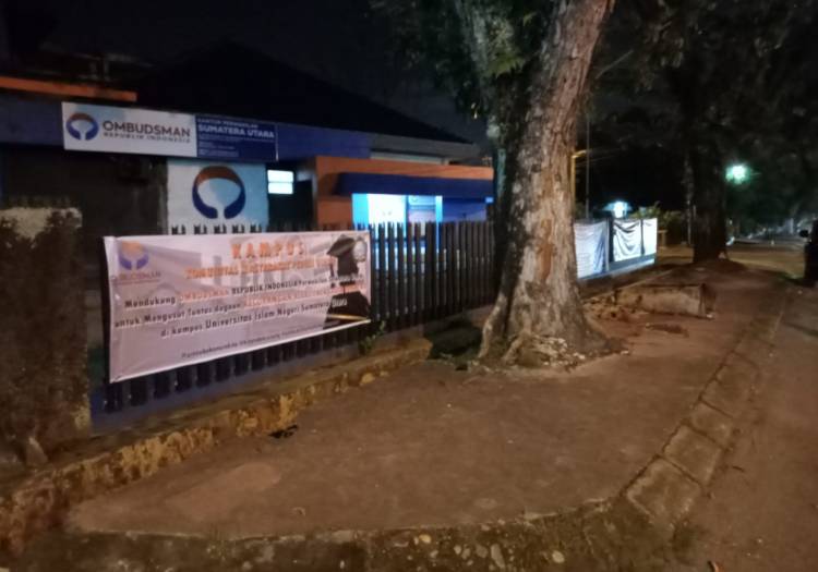 Spanduk Periksa Rektor UINSU Terpasang di Kantor Ombudsman Sumut