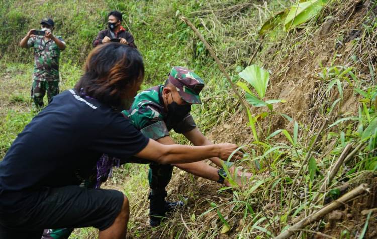 Komunitas Kampung Sendiri Gandeng TNI Tanam Pohon Aren di Desa Telagah