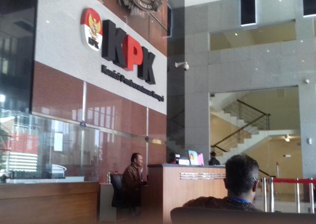 Belum Juga Ketangkap, KPK Geledah Rumah Ibu dan Adik Istri eks Sekretaris MA    