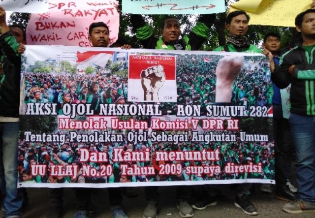 Ribuan Sopir Ojol Aksi ke DPRD Sumut