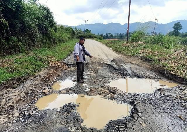 Jalan Provinsi di Silaen Tobasa Sumut Hancur-hancuran