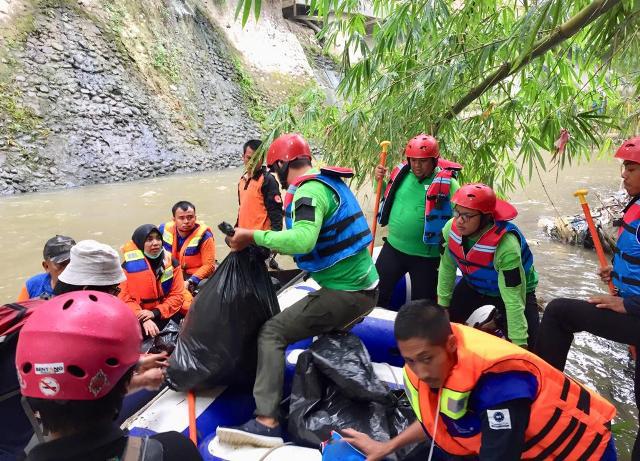 FOZ Sumut Kolaborasi Bersihkan Sungai Deli