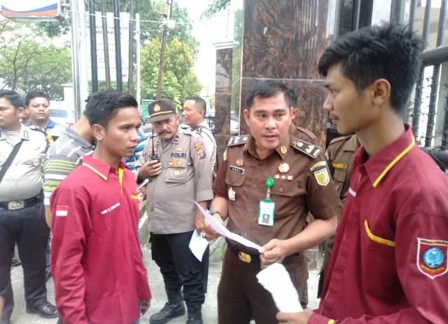 Massa Aksi Minta Kejatisu Periksa Kadis Perkim Labura