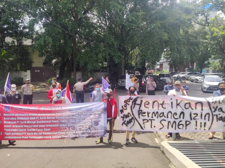 Mahasiswa Sumut di Jakarta Unjuk Rasa Depan Kantor PT. SMGP
