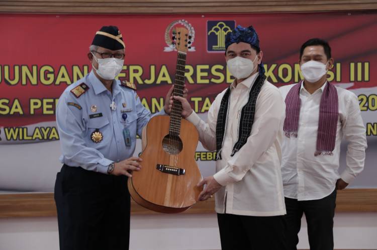 Anggota Komisi III Dapat Gitar Akustik dari WBP Lapas Rangkasbitung