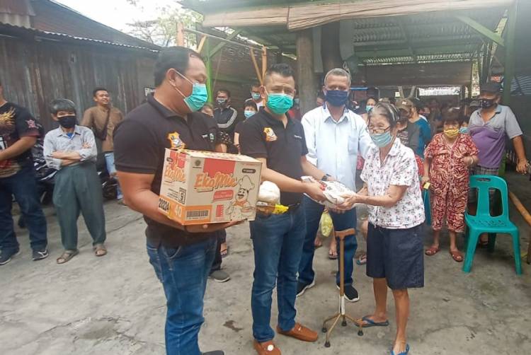 Sambut Imlek, Pewarta Polrestabes Medan Serahkan Sembako ke Warga Tionghoa