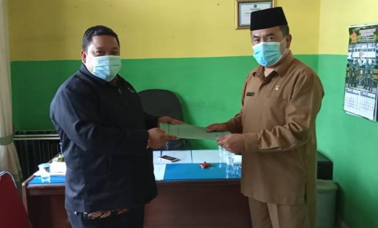 Kepala KUA Sunggal Serahkan SK Pengurus BKM Al Hijrah