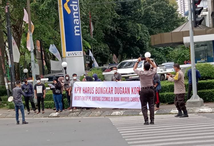 PERMAK Sumut Demo Bank Mandiri Cabang Medan: Minta KPK Tangkap 16 Orang Terlapor
