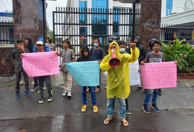 Imakor Sumut Demo Anggaran Covid-19 Ketenagakerjaan di Kantor Kejatisu