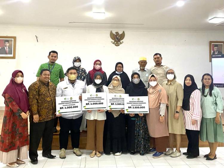 DDW Serahkan Bantuan Beasiswa Prestasi Untuk Mahasiswa FKG USU