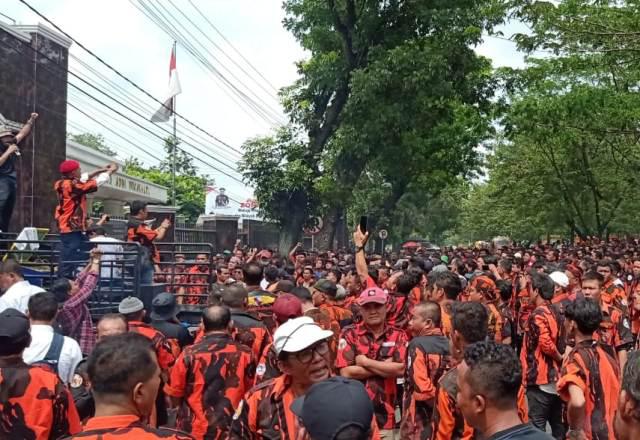 Tolak Tuntutan JPU 4 Tahun, Ratusan Massa Pemuda Pancasila Kepung Kantor Kejatisu
