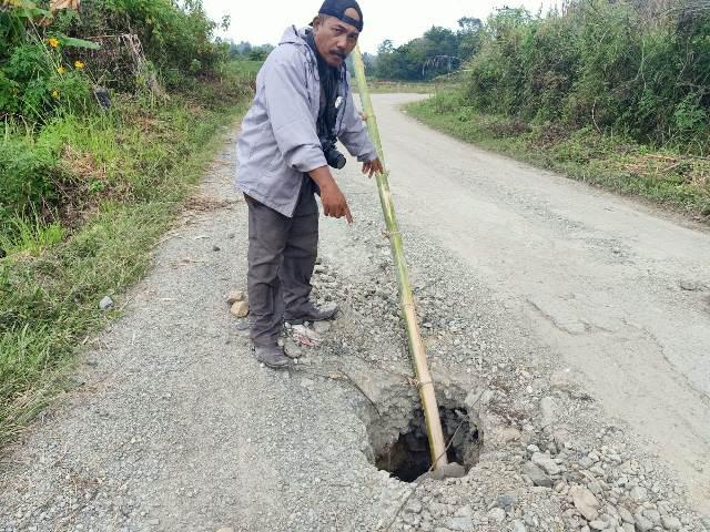 Setahun Lebih, Jalan Provinsi Berlobang di Silimbat-Parsoburuan Tarutung Belum Tersentuh Perbaikan