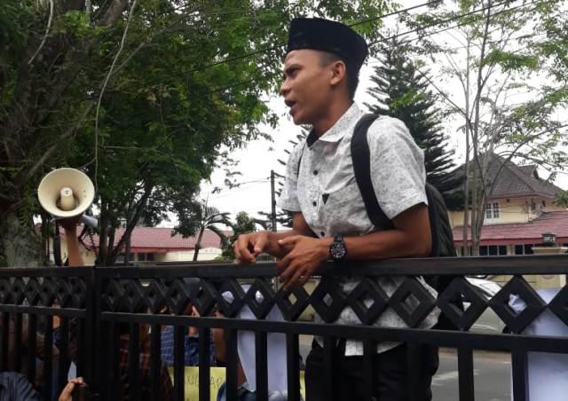 Belasan Mahasiswa Demo Kejatisu Minta Periksa Proyek Balai Besar Jalan Nasional