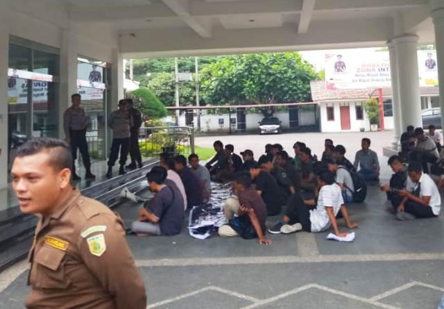 Massa Demo Dugaan Korupsi Bappeda Palas Paksa Masuk Kantor Kejatisu