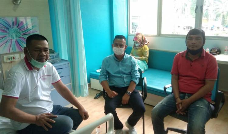 Arahan Kapolda, Pewarta Polrestabes Medan Jenguk Ketua Koti PP Sumut di RS Colombia