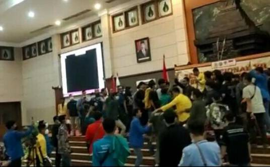 Temu BEM Nusantara di Surabaya Berujung Bentrok, Diduga Disusupi Lembaga Negara