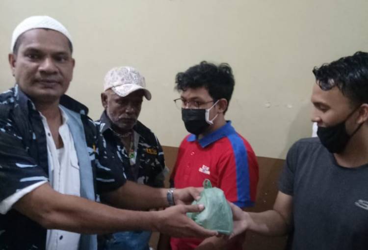 AMPI Medan Petisah Berbagi Nasi di Jumat Berkah