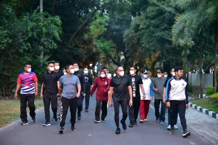 Gubsu dan Pengurus IKAL Sumut Jalan Santai Seputaran Kota Medan