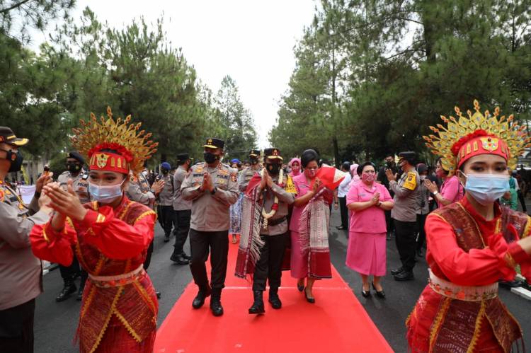 Irjen Panca Disambut Tarian Etnis Daerah Masuk Polda Sumut