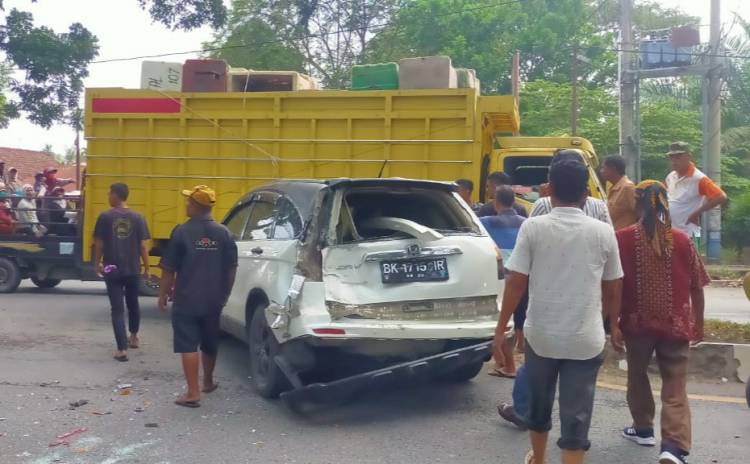 Tabrakan, Simpang Kartini Stabat Sempat Macet