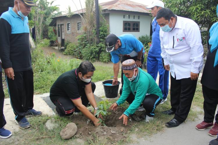 Camat Sunggal Aksi Tanam Pohon Setiap Jumat Pagi