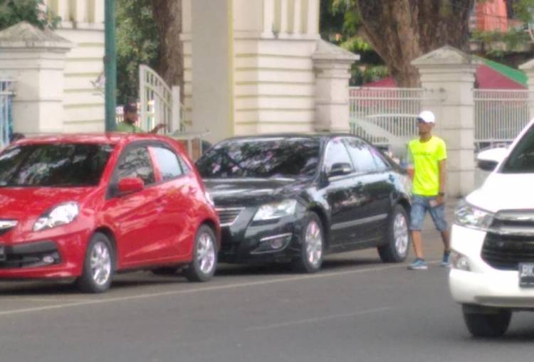 TULISAN RINGAN: Hanya di Medan Bayar Pakir Tanpa Karcis