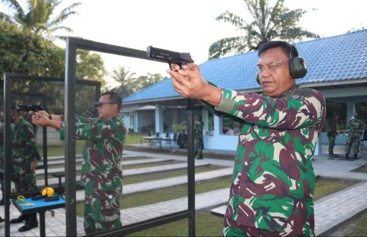 Panglima Kosekhanudnas III dan Staf Latihan Menembak Bersama