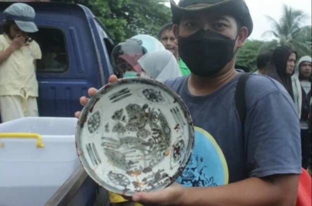 Piring Dinasti Ming Ditemukan di Pantai Soasio Maluku Utara