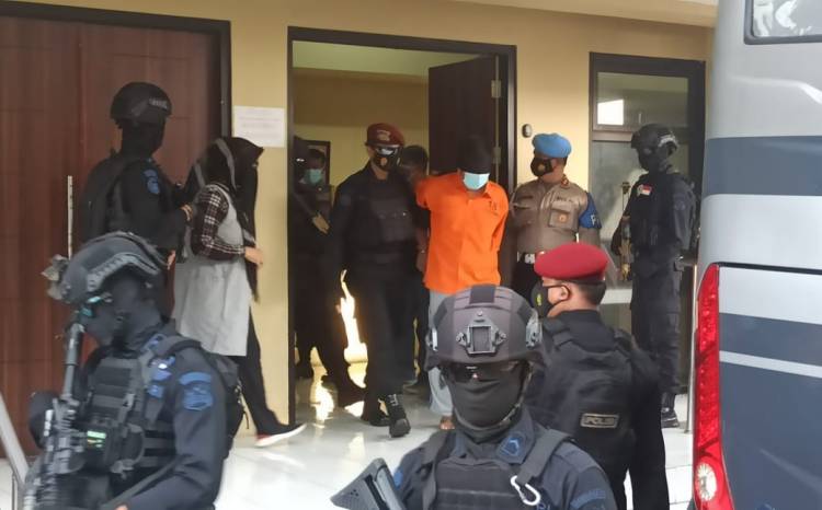 22 Terduga Teroris Ditangkap Densus 88 di Jatim Dibawa ke Mabes Polri