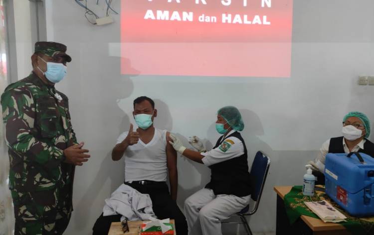 JR. Saragih Saksikan Vaksinasi Pegawai Lapas Siantar