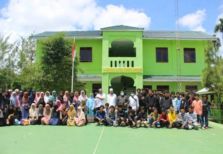 Anggota DPR RI Kunjungi Sekolah Binaan DDW di Daerah Pelosok