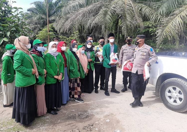 Polsek Padang Tualang dan Mahasiswa KKN Bagi 50 Paket Sembako
