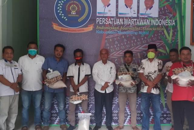 PWI Madina Bagi-bagi Sembako ke Anggota dan Janda Wartawan