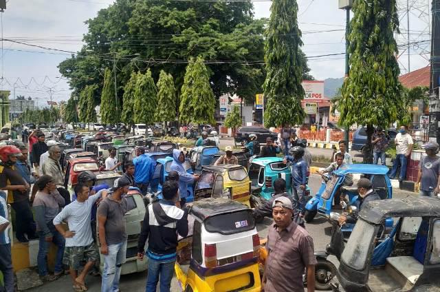 Tuntut Bantuan Sembako Arahan Jokowi, Ratusan Betor Kepung Kantor Walikota Padangsidimpuan