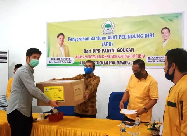 Golkar Sumut Serahkan 150 APD ke RS Martha Friska Medan