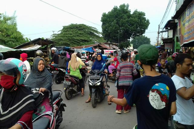 1 Hari Jelang Ramadhan 1441 H, Pasar Tradisional di Perbatasan Medan-Deliserdang Padat Merayap 