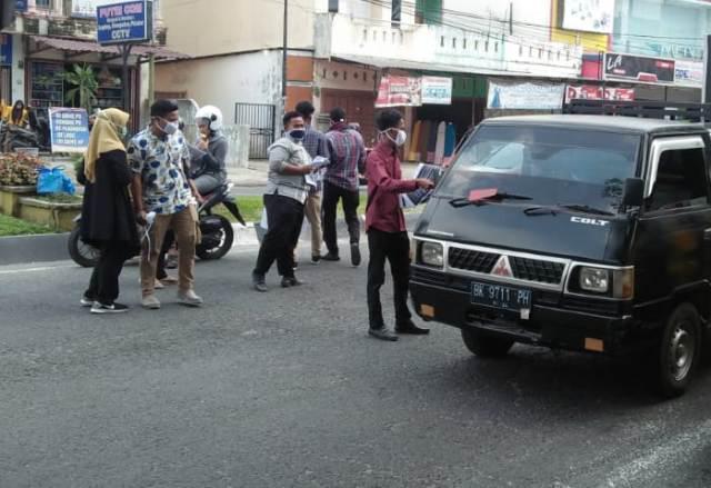 Mahasiswa di Kabupaten Langkat Ajak Masyarakat Dukung Omnibus Law Sambil Bagi-bagi Masker