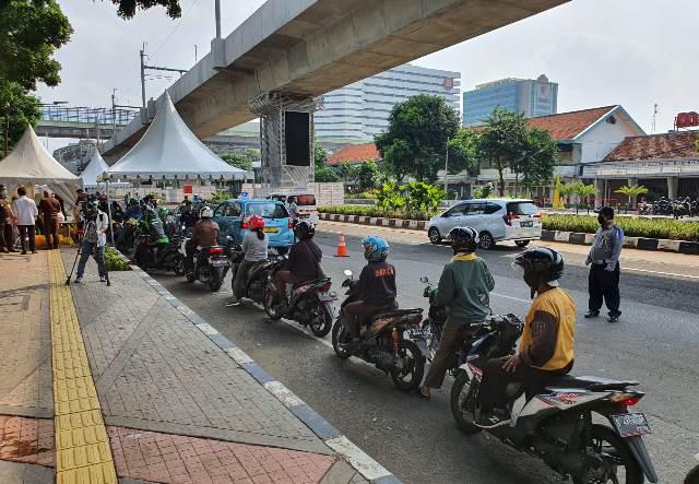 Ojol Hingga Pegawai Kejaksaan Rapid Test COvid-19 Depan Gedung Kejagung RI