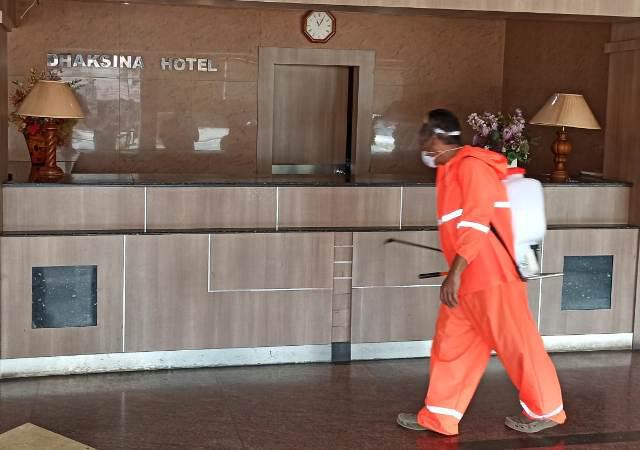 Hotel Dhaksina Medan Tetap Buka Selalu Semprot Disinfektan Seluruh Ruangan