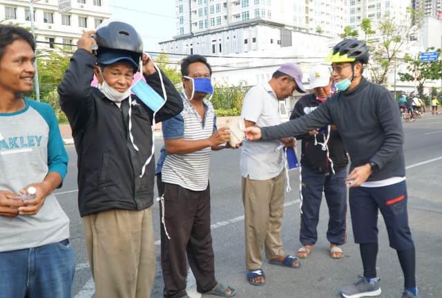 Bank Sumut Bagi-bagi Masker dan Hand Sanitizer di Lapangan Merdeka Medan
