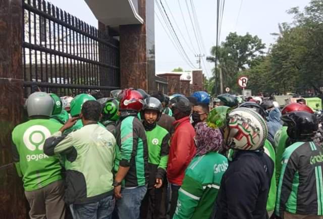 Kajati Sumut Bagi-bagi Sembako Depan Kantor
