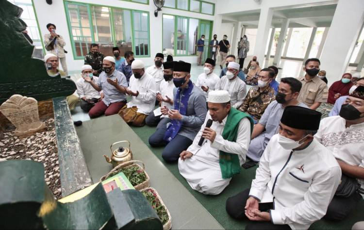 Tiba di Palu, AHY Ziarah ke Makam Guru Tua dan Silaturahmi ke Habib Saggaf Aljufri