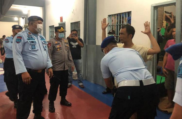 Rutan Medan Digeledah, Handphone Hingga Kabel Listrik Ditemukan