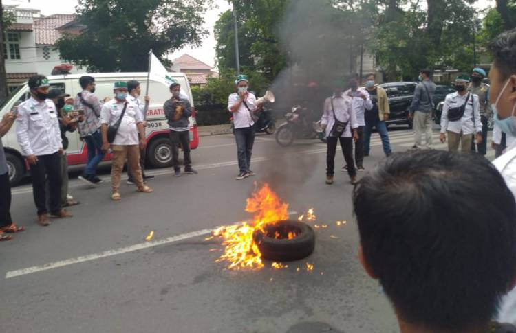 KAMMI Sumut Bakar Ban Bekas Tolak BBM Naik Depan Kantor Pertamina