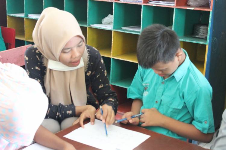 Semangat ABK Mengenyam Pendidikan Meski Belum Miliki Kelas